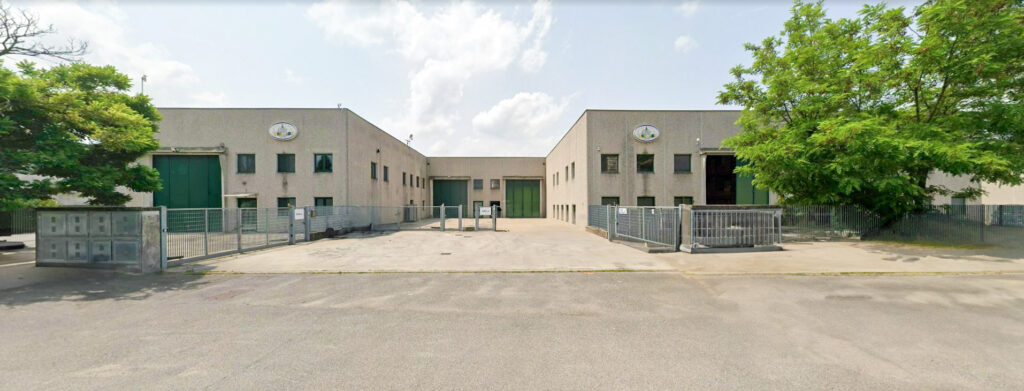 L'Orsomago - Borella S.r.l. - Edificio industriale con alberi verdi.